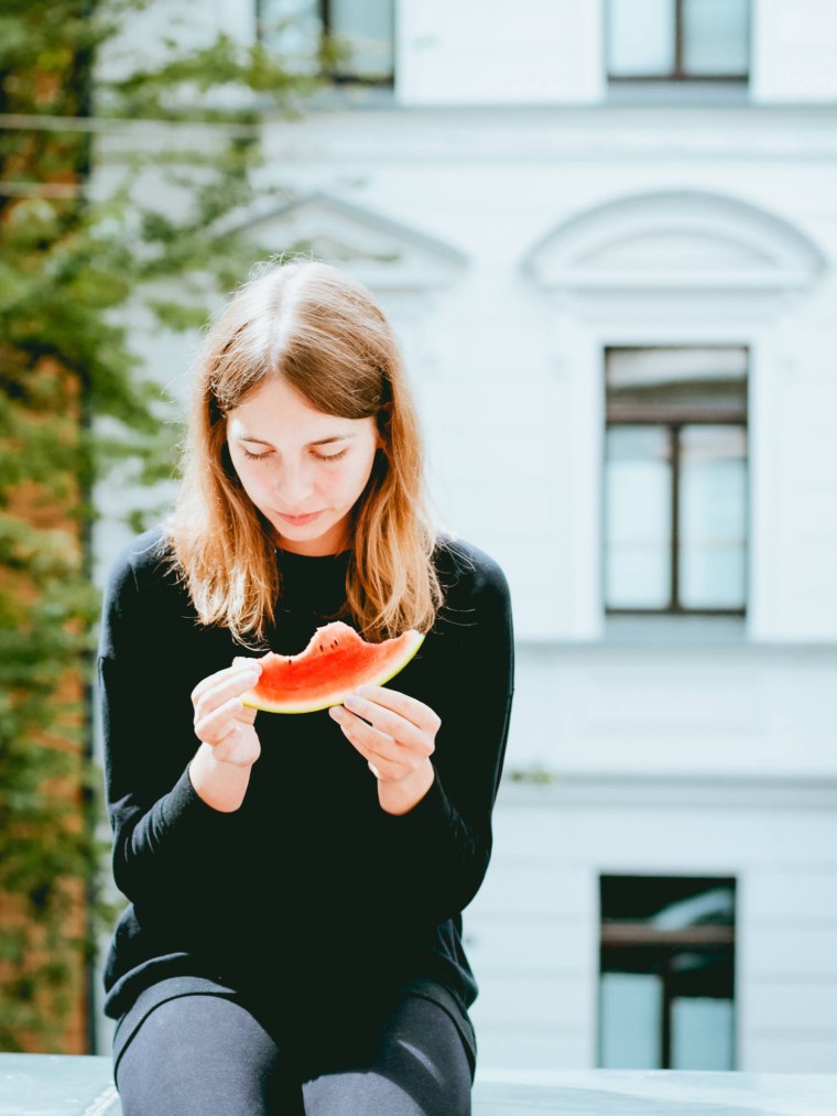 Mädchen isst Melone